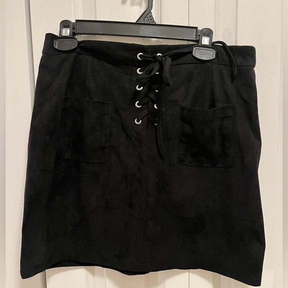 NWT Boohoo Black Velvet Mini Skirt - Picture 1 of 3